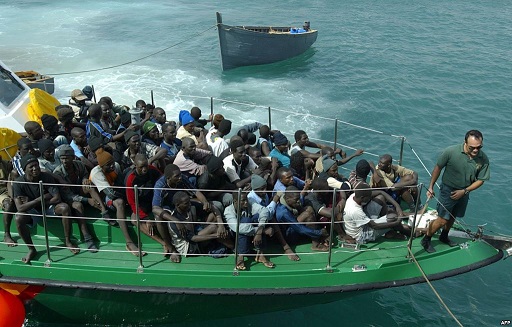 انقاذ اكثر من 830 مهاجرا قبالة السواحل الاسبانية