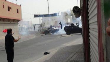 قوات النظام البحريني في #عالي تقمع المحتجين على نزع رايات #عاشوراء_البحرين