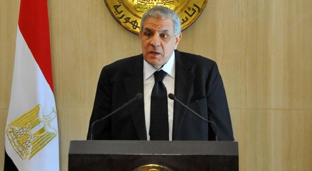 رئيس وزراء مصر يختصر مؤتمرا صحافيا في تونس