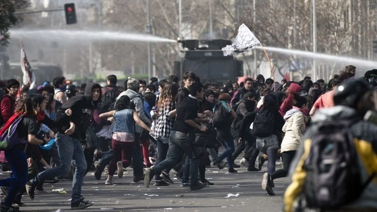 تشيلي: اعتقال 17 شخصا إثر اضطرابات في مظاهرة طلابية