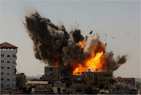 غارةٌ للعدوِّ تقتلُ عائلةً من خمسةِ أفراد في غزة