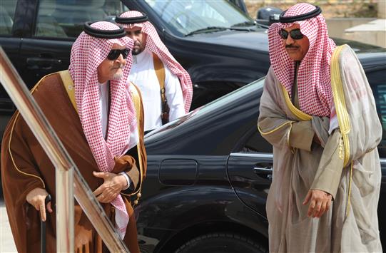 السعودية والبحرين والإمارات يقررون سحب سفرائهم من قطر.. والأخيرة 