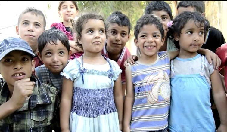 أطفال على أبواب مخيم اليرموك..وحلم بالعودة