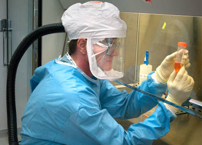 اول مصاب بايبولا ينقل الى اوروبا يصل الى مدريد وحالة طوارىء في ليبيريا
