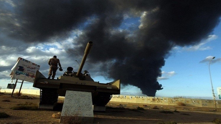 اندلاع النيران في خزانات نفط جراء المعارك في ليبيا