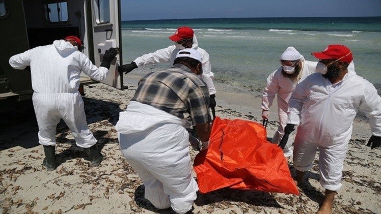 
الهلال الأحمر الليبي يعثر على جثث 95 مهاجراً على الأقل جرفتها الأمواج إلى الشاطئ