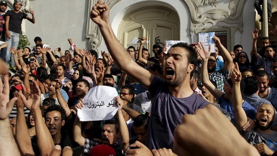 المئات يتظاهرون في تونس مطالبين بزيادة الرواتب