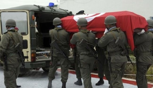 
تونس: وفاة عسكريين  في انفجار لغم ارضي زرعه مسلحون على الحدود مع الجزائر