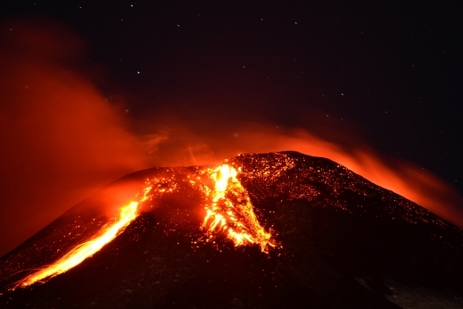 تشيلي تعلن حالة الانذار القصوى بعد ثوران بركان كالبوكو