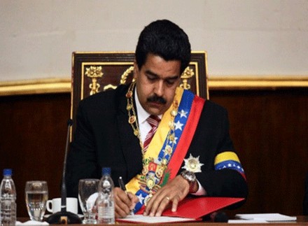 فنزويلا تستدعي اعلى ممثل دبلوماسي لها في الولايات المتحدة