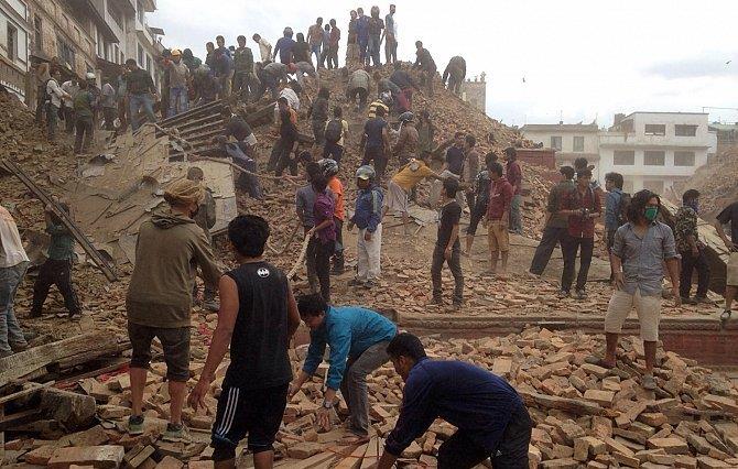 زلزال بقوة 7.4 درجات يضرب النيبال المنكوبة