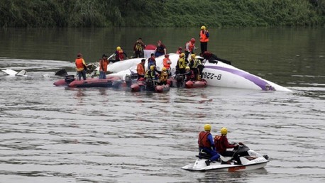 البحث عن 12 مفقودا في حادث تحطم الطائرة التايوانية
