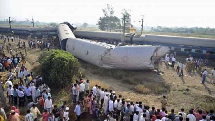مقتل 15 شخصا وإصابة 150 بخروج قطار عن السكة شمال الهند