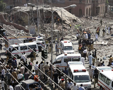 عمليات البحث عن ناجين مستمرة بعد انهيار مصنع في باكستان