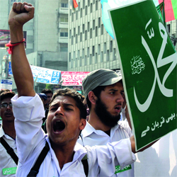 احتجاجات في باكستان على رسومات شارلي ايبدو واحراق اعلام فرنسية