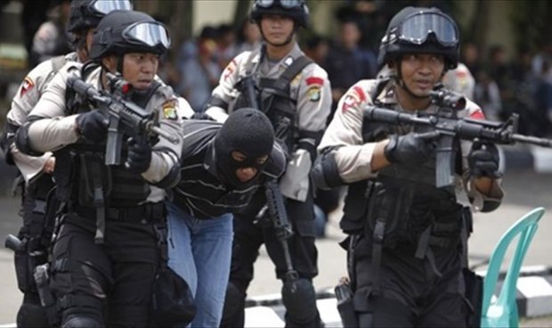 توقيف ثلاثة اشخاص خططوا لهجمات ضد الشرطة والكنائس في اندونيسيا