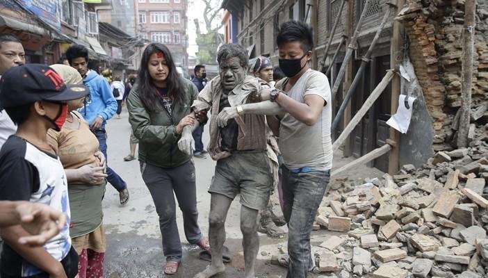 حصيلة زلزال النيبال تتخطى سبعة الاف قتيل