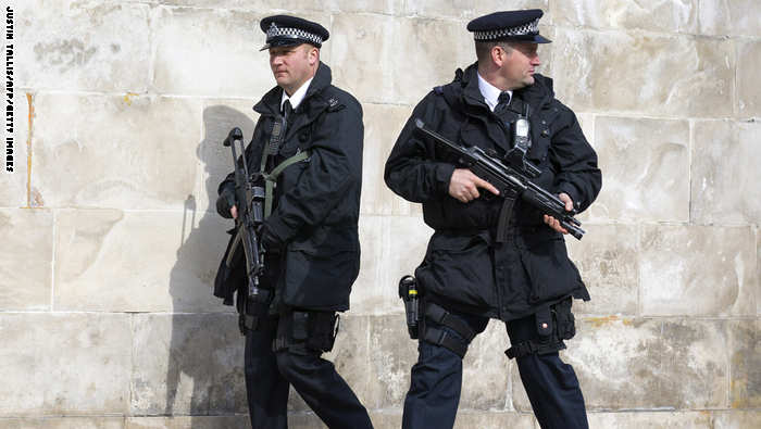 بريطانيا:اعتقال 5 رجال وامرأة  للاشتباه بتورطهم بجرائم إرهابية له صلة بسورية