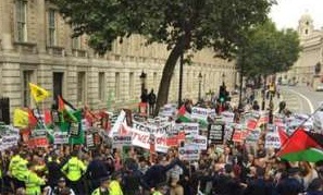 لندن: تظاهرة احتجاجية على زيارة نتنياهو ترفع أعلام فلسطين وحزب الله
