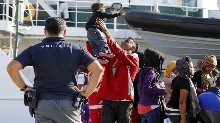 ايطاليا تنتشل اربع جثث وتنقذ 700 مهاجر قبالة السواحل الليبية