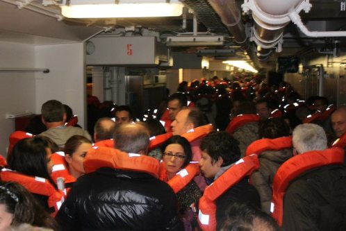 البحرية الايطالية تسيطر على سفينة شحن تقل 450 مهاجراً سرياً