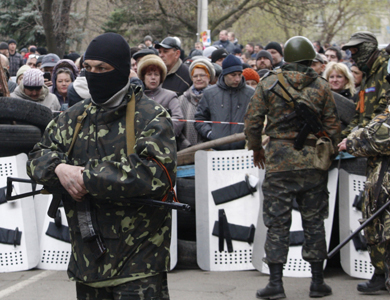 تظاهرة ضد الرئيس الأوكراني شرق البلاد تتعرض لهجوم بقنابل دخانية
