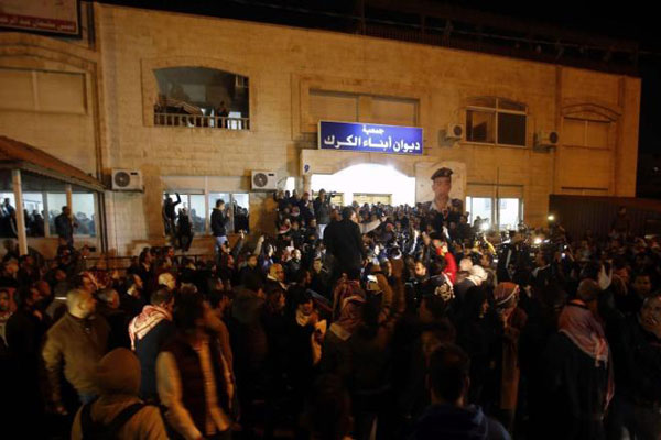 الاف الاردنيين يتظاهرون في عمان للتنديد بعملية اعدام الطيار الاردني