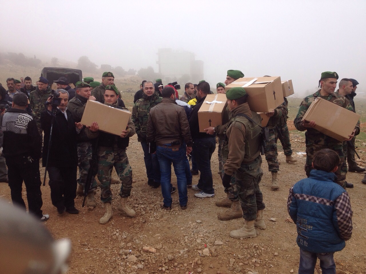 الجيش: توزيع 250 حصة غذائية على أهالي عرسال والنازحين