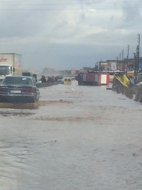 بالصور.. السيول الغزيرة في مناطق عكار الساحلية حاصرت السيارات والمواطنين