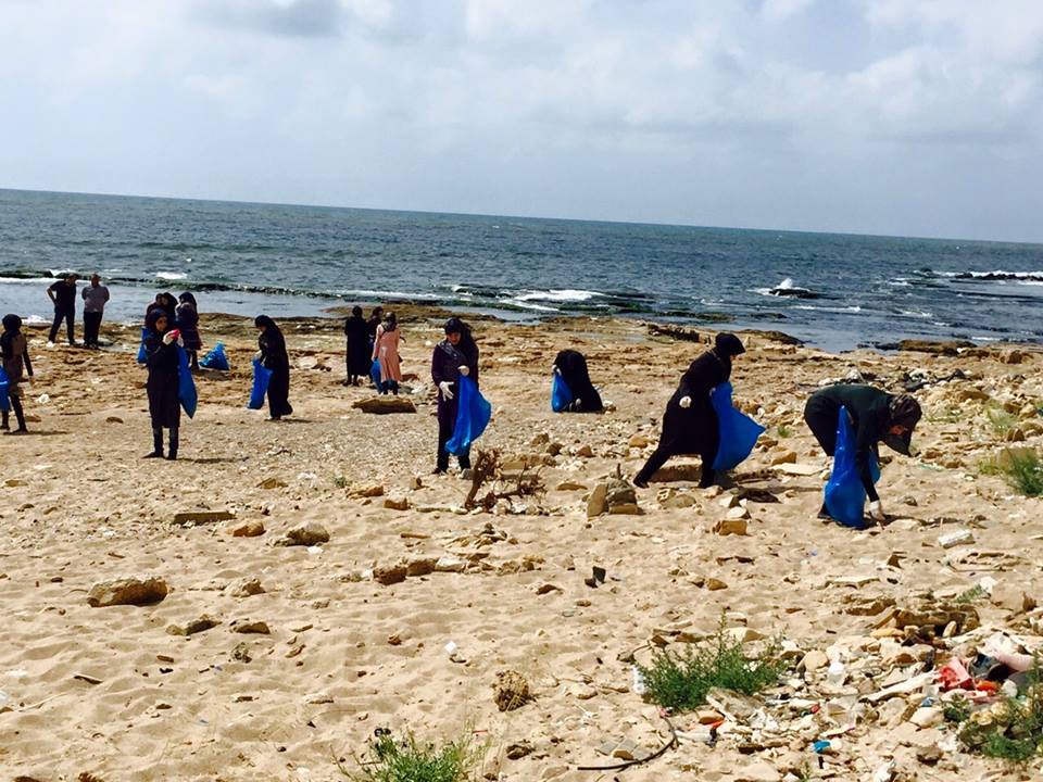 تنظيف شاطئ الأوزاعي برعاية بلدية برج البراجنة والتعبئة التربوية