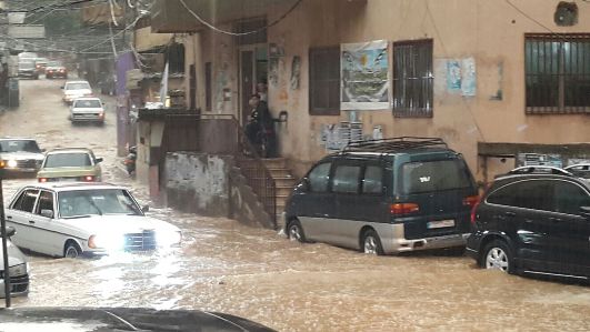 طوفان في #طرابلس يغمر الشوارع ومنازل المواطنين
