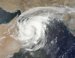 اليمن وعمان تطلبان من المواطنين الابتعاد عن السواحل تحسبا لاعصار قوي