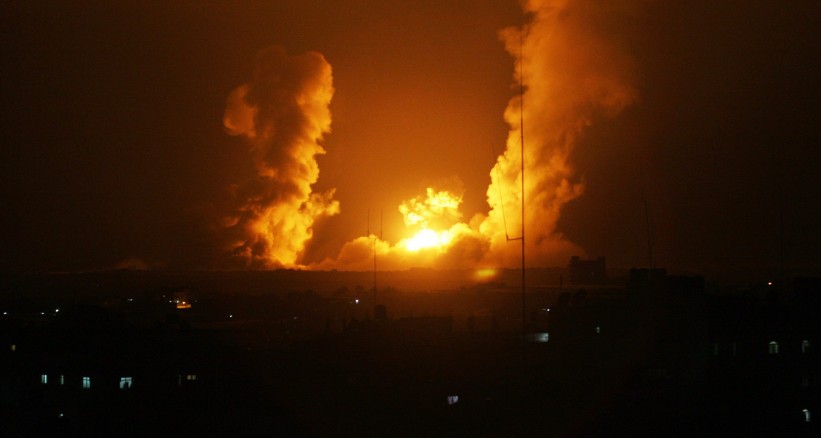 غارات للعدو الصهيوني على اربعة مواقع في قطاع غزة