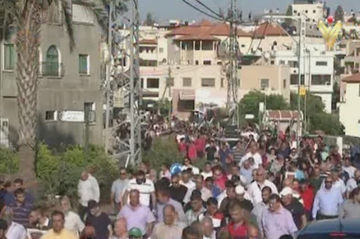 آلاف الفلسطينيين يشيعون جثامين 14 شهيدا في الخليل