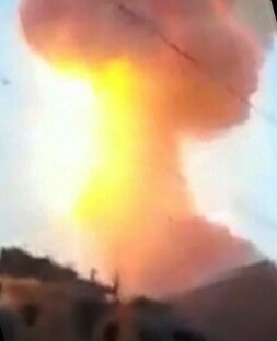 مشاهد انفجارات ضخمة ناجمة عن استهداف طائرات العدوان جبل التلفزيون في #صنعاء