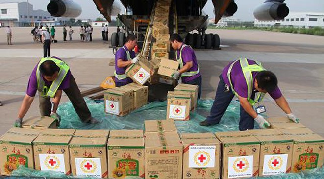 هبوط اول طائرة للجنة الدولية للصليب الاحمر محملة بمساعدات طبية في صنعاء