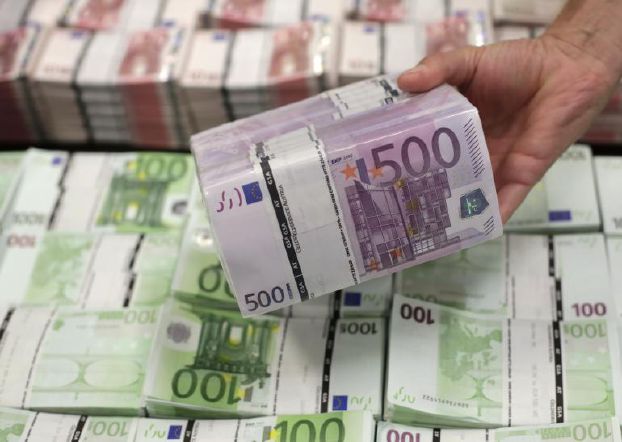 سعر صرف اليورو دون 1.15 دولار للمرة الاولى منذ تشرين الثاني/نوفمبر 2003