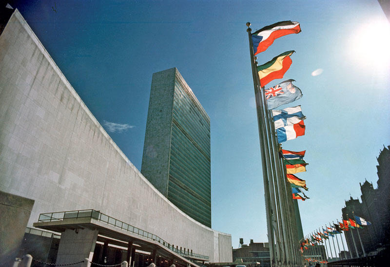 الامم المتحدة القت اولى المساعدات الانسانية في دير الزور