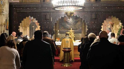 مسلمون يحمون كنيسة في فرنسا أثناء صلوات عيد الميلاد