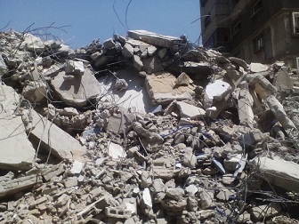 إنهيار مبنى في "غزة" من مخلفات العدوان الصهيوني وماساة إنسانية