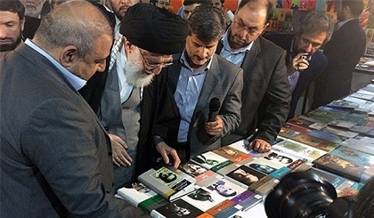 قائد الثورة الإسلامية يتفقد معرض طهران الدولي للكتاب