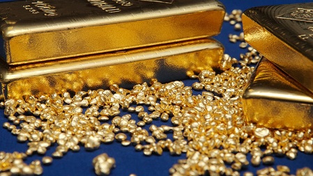 الذهب يغلق أعلى 1100 دولار مع انخفاض العملة الأميركية
