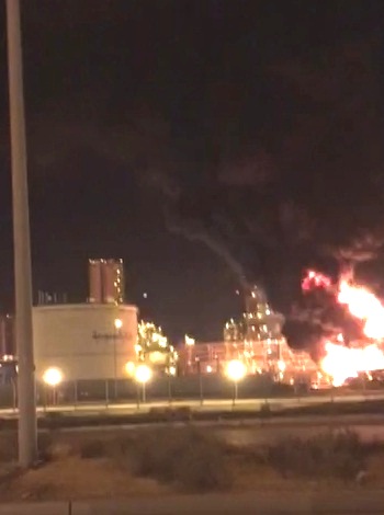 بالفيديو حريق هائل في مدينة الجبيل ⁧السعودية⁩ في شركة كيان النفطية