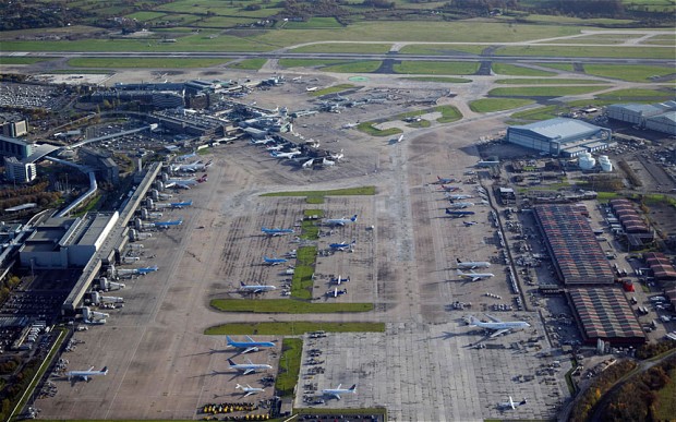 بريطانيا: اخلاء طائرة في مطار مانشستر اثر قول احد الركاب ان بحوزته قنبلة