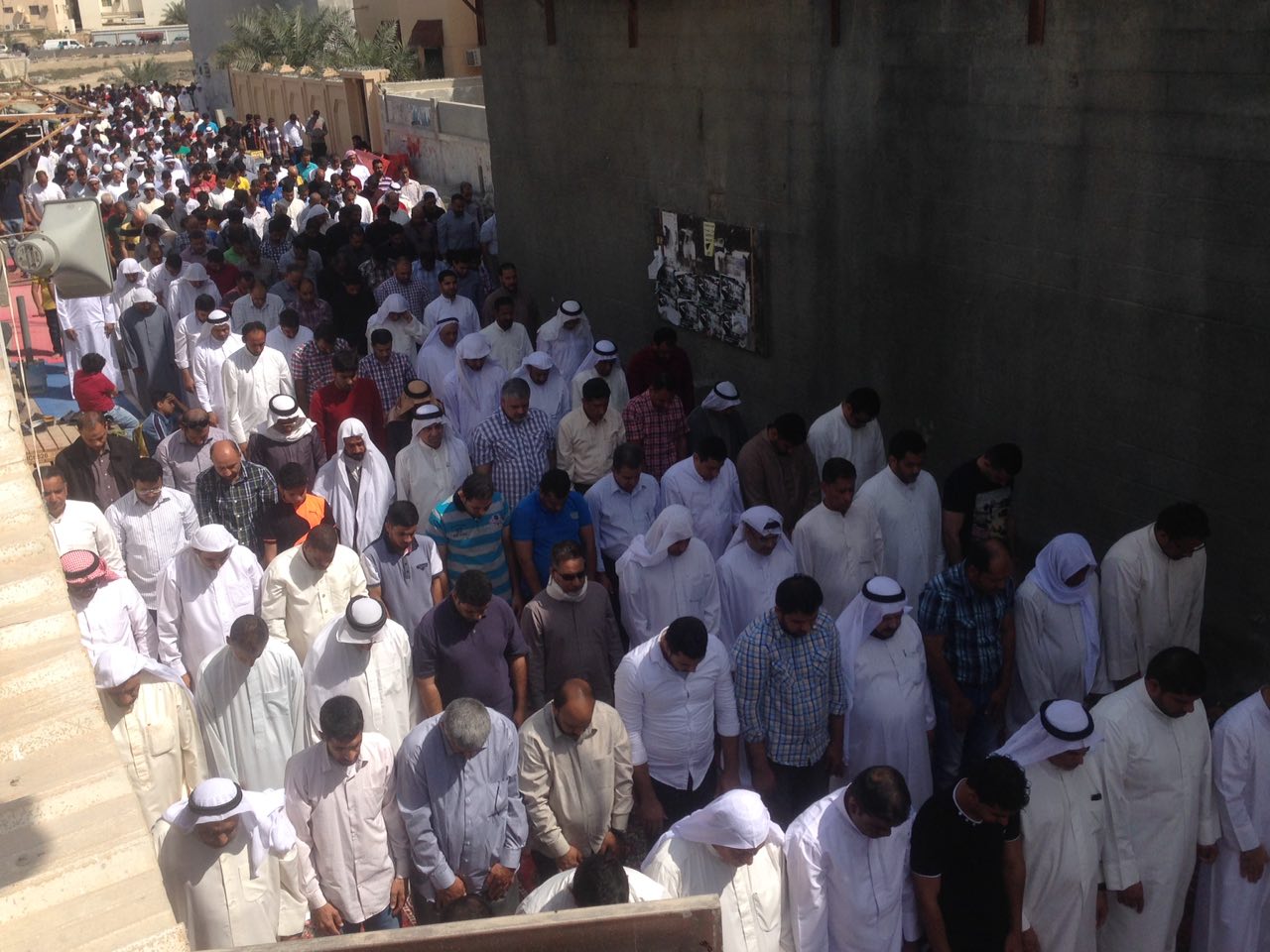 #البحرين: حضور حاشد في الصلاة المركزية بـ #الدراز بعد فشل السلطة في منعها