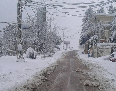 الثلوج غطت جبال عكار والبلديات تعمل على فتح الطرقات(مصور)
