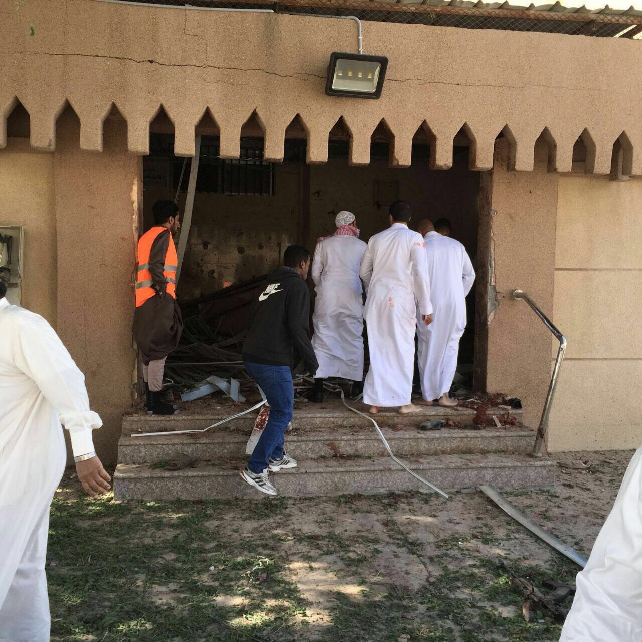 4 شهداء في هجوم مزدوج استهدف مسجد الامام الرضا (ع) في #الاحساء