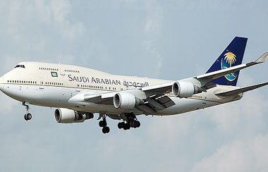 أ ف ب: إنزال ركاب طائرة سعودية في مطار مدريد بعد إنذار