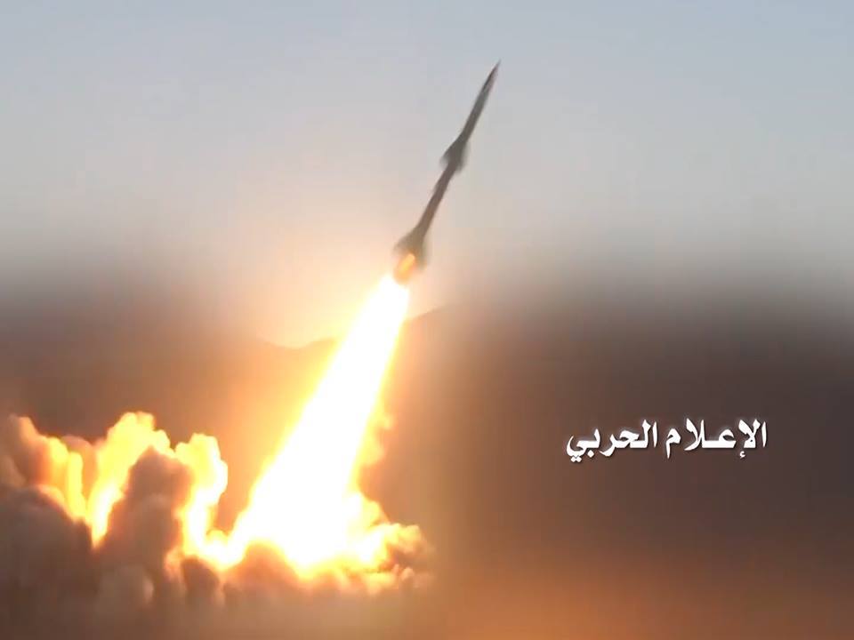 إطلاق صاروخ باليستي على تجمع لقوى العدوان في معسكر تداوين بمحافظة مأرب