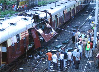 قتيل في انفجار عبوتين في محطة قطار بالهند